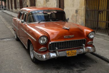 Havana, Küba - 18 Ocak, 2016: Havana sokaklarında eski bir araba. Küba, Havana bir başkenttir.
