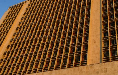 Modern bir binanın cephesi.