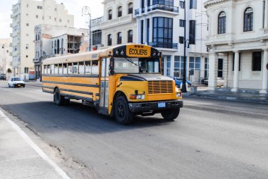 Havana, Küba 'daki otobüs durağındaki otobüs durağında..