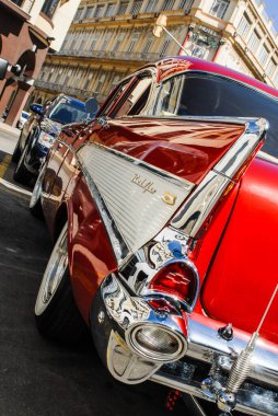 Kırmızı ve beyaz renkli klasik bir araba.