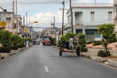 Havana, Küba - Mayıs 6, 20 1 9: Bir sokak ve eski binaların manzarası. Havana, Küba.
