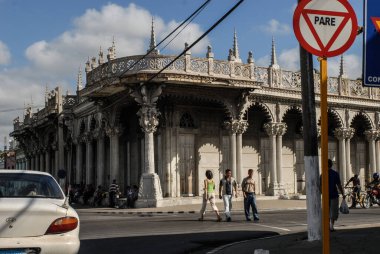 Havana, Küba - 25 Ocak 22 19: Havana, Küba sokaklarında yürüyen insanlar