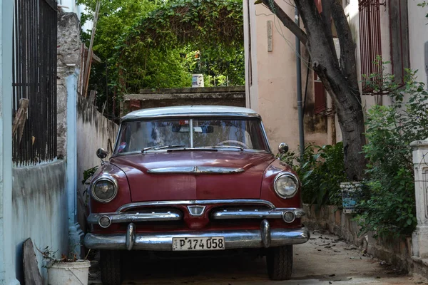 Havana Cuba Ιανουάριος Αυτοκίνητα Αντίκες Σταθμευμένα Κοντά Στην Παλιά Πόλη — Φωτογραφία Αρχείου
