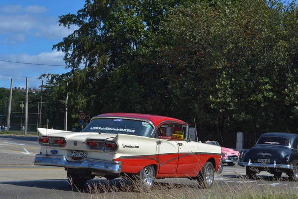 Stary Amerykański Samochód Drodze Mieście — Zdjęcie stockowe