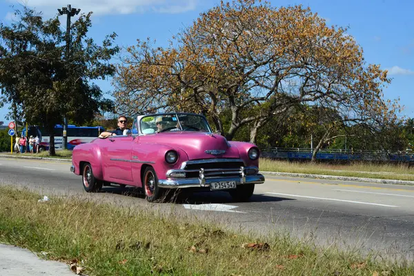 Havana Cuba Ιανουάριος Vintage Αμερικανικό Αυτοκίνητο Στο Δρόμο Στην Κούβα — Φωτογραφία Αρχείου