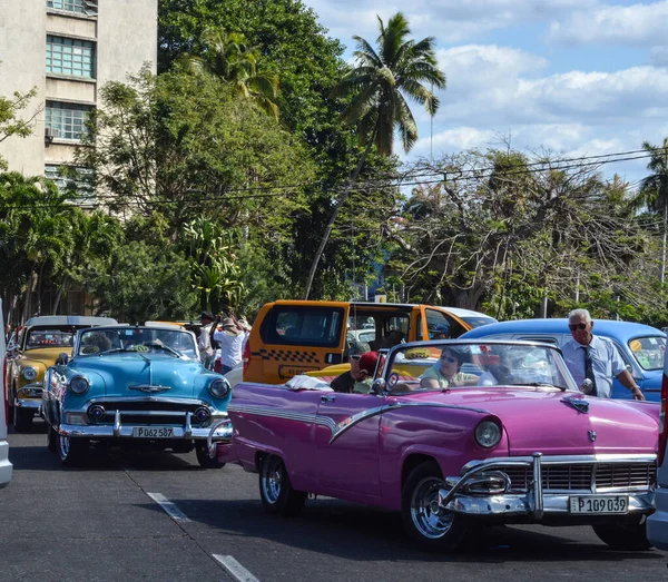 하와나 빈티지 자동차는 활기찬 다채로운 관광의 거리에서 운전하고 있습니다 — 스톡 사진