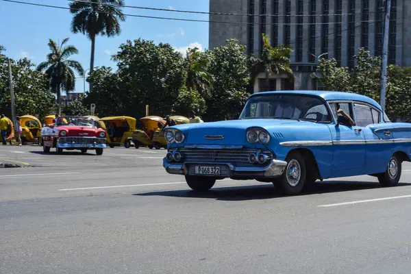豪瓦那 5月16日 6月20日 豪瓦纳市老式经典汽车 在Cuba的街道上 充满活力 — 图库照片