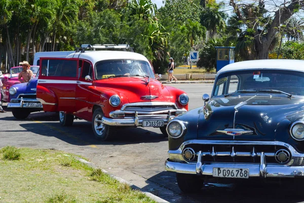 Küba, Havana, 2016 - 17 - Eski arabalar, eski arabalar, turistler için klasik arabalar