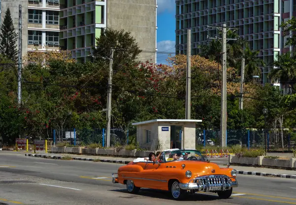하와나 거리와 오래된 하와나 도시를 빈티지 클래식 자동차 — 스톡 사진