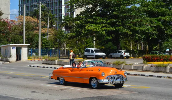 在Havana街上的那辆旧车 — 图库照片