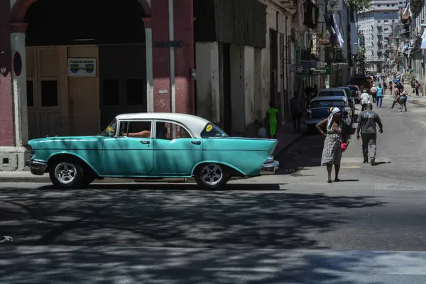 Havana Cuba June 古旧街道上的经典美国汽车 — 图库照片