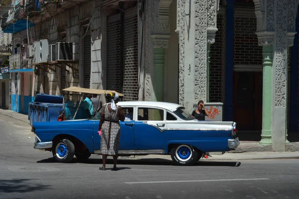 Άνθρωποι Περπατούν Στους Δρόμους Της Αβάνας Κούβα — Φωτογραφία Αρχείου