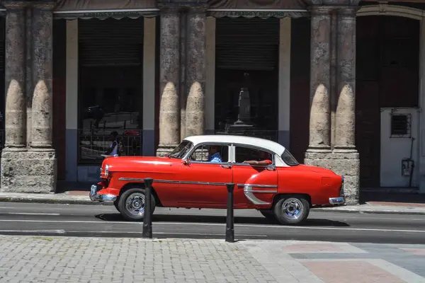 在Havana大街上的红色轿车 — 图库照片