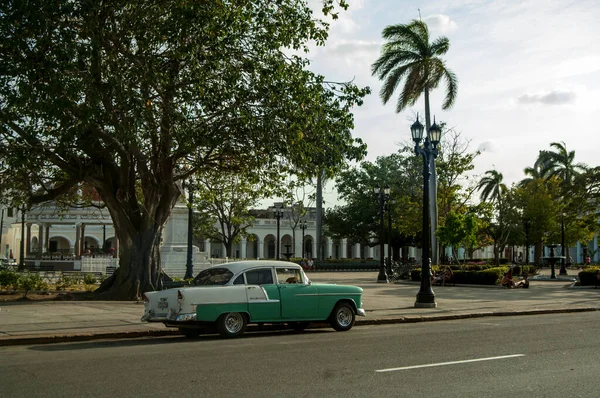 Havana Küba Aralık Havana Caddesi Küba Park Edilmiş Klasik Arabalar — Stok fotoğraf