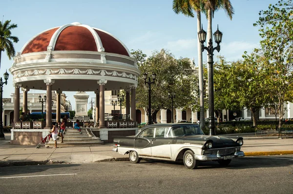 在古巴哈瓦那举行的旧车 — 图库照片