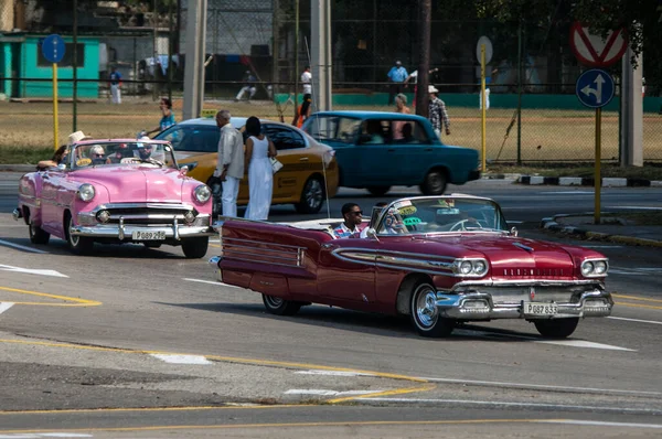 하와나 하와나 거리에 고전적인 복고풍 자동차 — 스톡 사진
