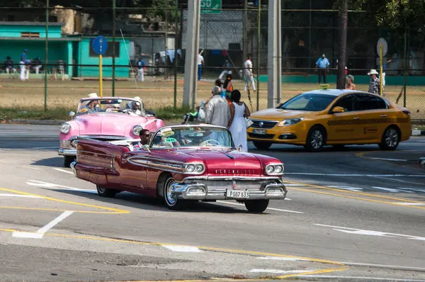 ハバナ キューバ 通りでレトロ車 — ストック写真