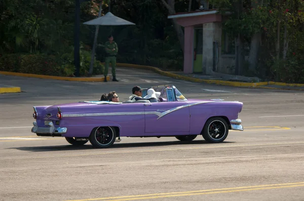 Havana Kuba Kwiecień Zabytkowy Samochód Ulicy Hawanie Kubie Hawanie — Zdjęcie stockowe