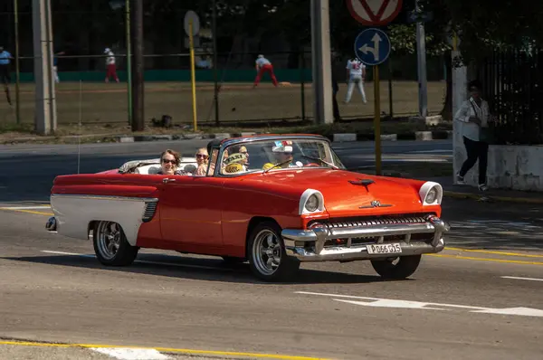 Havana Kuba Maja Klasyczny Samochód Jadący Przez Centrum Hawany — Zdjęcie stockowe
