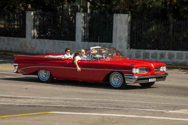 Havana Cuba May Old American American Car Driving Streets Cuba — Stock Photo, Image