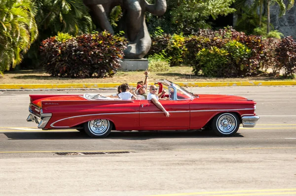 Havana Kuba Czerwca Klasyczny Amerykański Samochód Jadący Ulicami Miasta — Zdjęcie stockowe