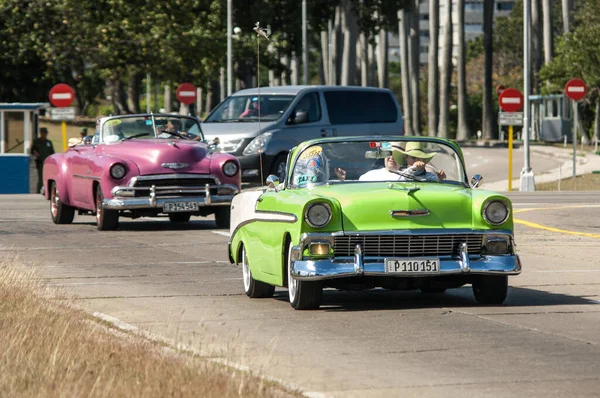 ハバナ キューバ かもしれない 活気に満ちた明るい活気の間に古い首都の古い通りを運転するヴィンテージカー — ストック写真