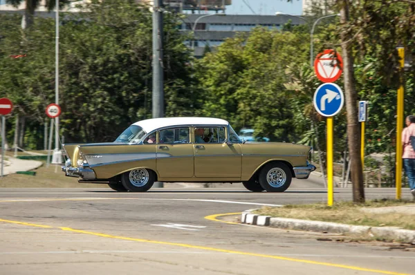 Cuba的Havana May Cuba大街上的经典复古汽车 — 图库照片