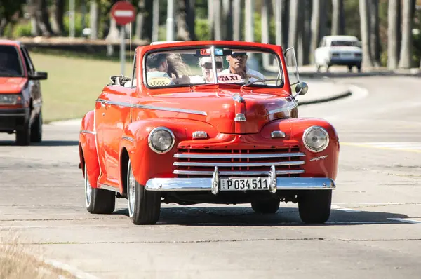 城市道路上的红白相间的汽车 — 图库照片