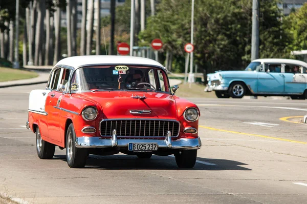 Havana Kuba Maja Retro Klasyczne Klasyczne Samochody Jadące Ulicami Hawany — Zdjęcie stockowe
