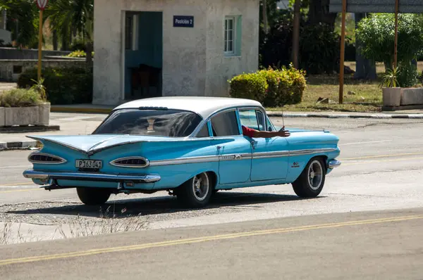 Havana Cuba May 经典的美国汽车停在有复制空间的街上 — 图库照片