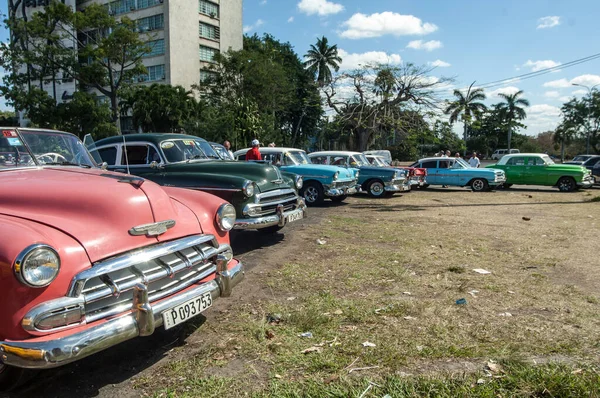 12月18 18日 旧车和旧车停放在哈瓦纳的一条街上 — 图库照片