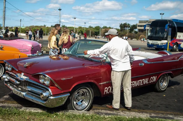 Havana Kuba Maja Klasyczne Amerykańskie Samochody Dla Amerykańskiej Taksówki Miasto — Zdjęcie stockowe