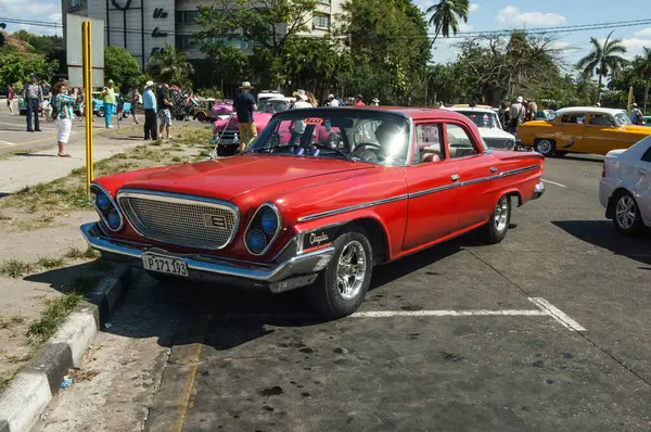 豪瓦那 也许0 复古经典出租汽车在豪瓦纳市 古巴是一个充满活力的美国人 — 图库照片