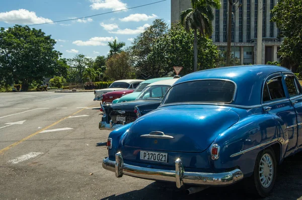 ハバナ キューバ 2月1日 ハバナ市内中心部に駐車された古典的なアメリカの車 — ストック写真