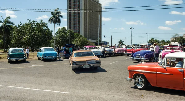 Havana Cuba June 107 古董车停放在旧哈瓦那的城市街道上 充满活力 — 图库照片