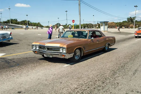 Старі Американські Автомобілі Припарковані Місцевому Автомобілі — стокове фото