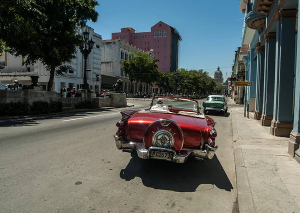 Régi Amerikai Autó Egy Utcán Havannában — Stock Fotó