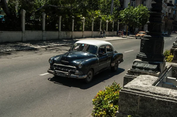キューバ ハバナ市内の古い車と古典的な車 — ストック写真