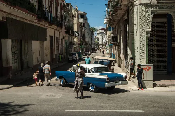 Кубинская Машина Улице — стоковое фото