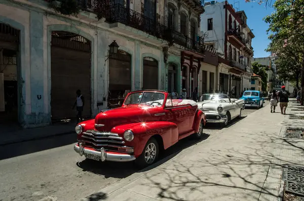 Cuba Havana Fevereiro Carros Carros Numa Bela Rua Havana Cuba — Fotografia de Stock