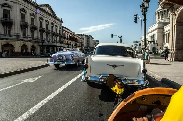Havana Kuba Maja Vintage Retro Car Jadący Starymi Ulicami Hawany — Zdjęcie stockowe
