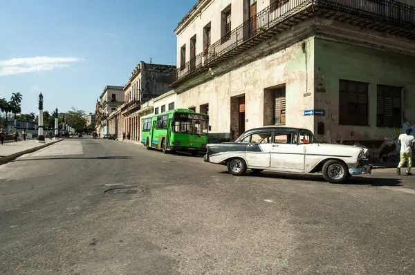 Havana Kuuba Tammikuu Vanha Auto Pysäköity Kaupungin Keskustaan — kuvapankkivalokuva