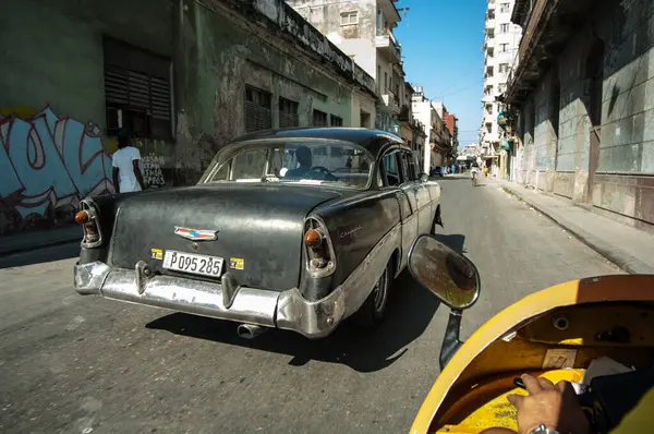 ハバナ キューバ ハバナの通りを運転する古典的なアメリカのタクシー — ストック写真