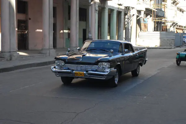 Havana Cuba January 古董车停在Cuba Havana大街上 — 图库照片