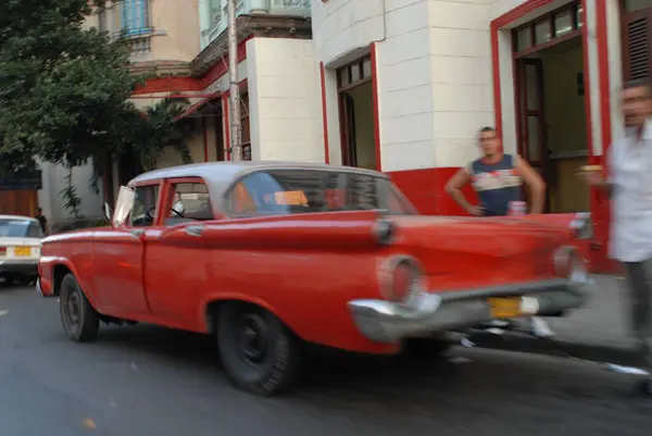 Şehrin Sokaklarında Eski Arabalar — Stok fotoğraf