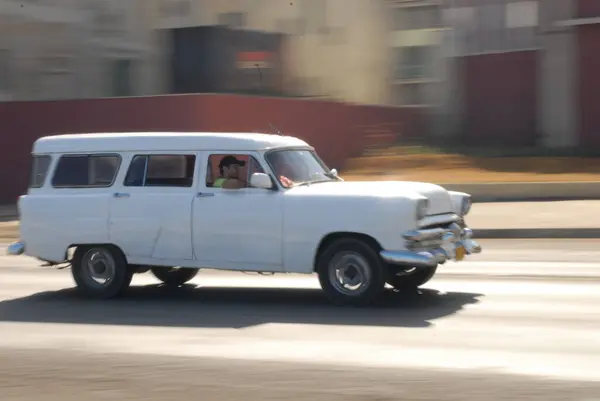 Sokakta Eski Bir Sovyet Arabası — Stok fotoğraf