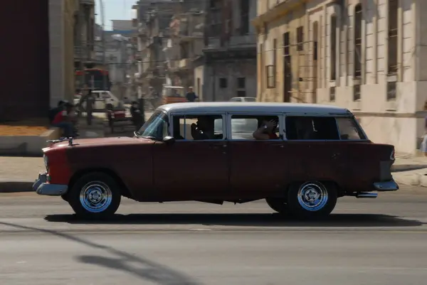 Cuba Havana Απριλίου Vintage Αμερικάνικα Αυτοκίνητα Που Οδηγούν Στην Οδό — Φωτογραφία Αρχείου