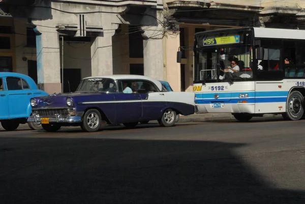 Havana Cuba 2000年1月8日 街上的古董车及古董车 — 图库照片