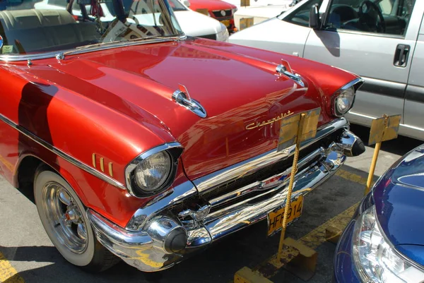 Παλιό Και Vintage Κόκκινο Αυτοκίνητο Στο Δρόμο — Φωτογραφία Αρχείου