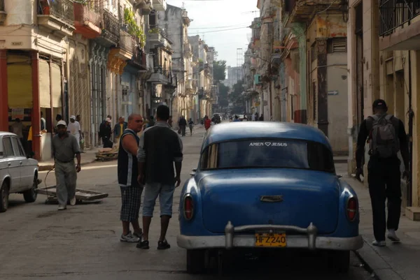 Kuba Havana Zabytkowe Samochody Ludzie — Zdjęcie stockowe